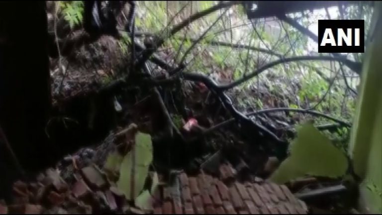 Heavy Rain In Maharashtra : महाराष्ट्र में बारिश के बाद पत्थर गिरने से सड़क पर आवाजाही बंद-देखें VIDEO