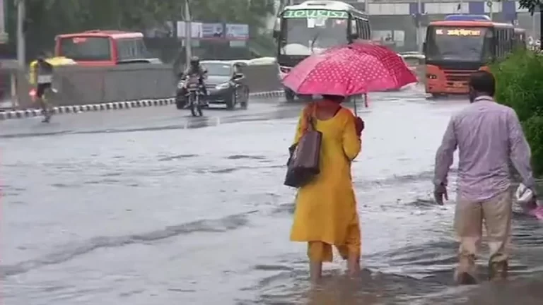 Heavy rain Mumbai : मुंबई समेत महाराष्ट्र के कई इलाकों में भारी बारिश, IMD ने जारी किया अलर्ट